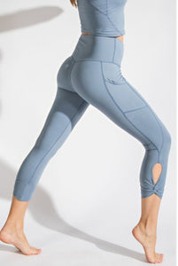 KEYHOLE CAPRI LEGGINGS